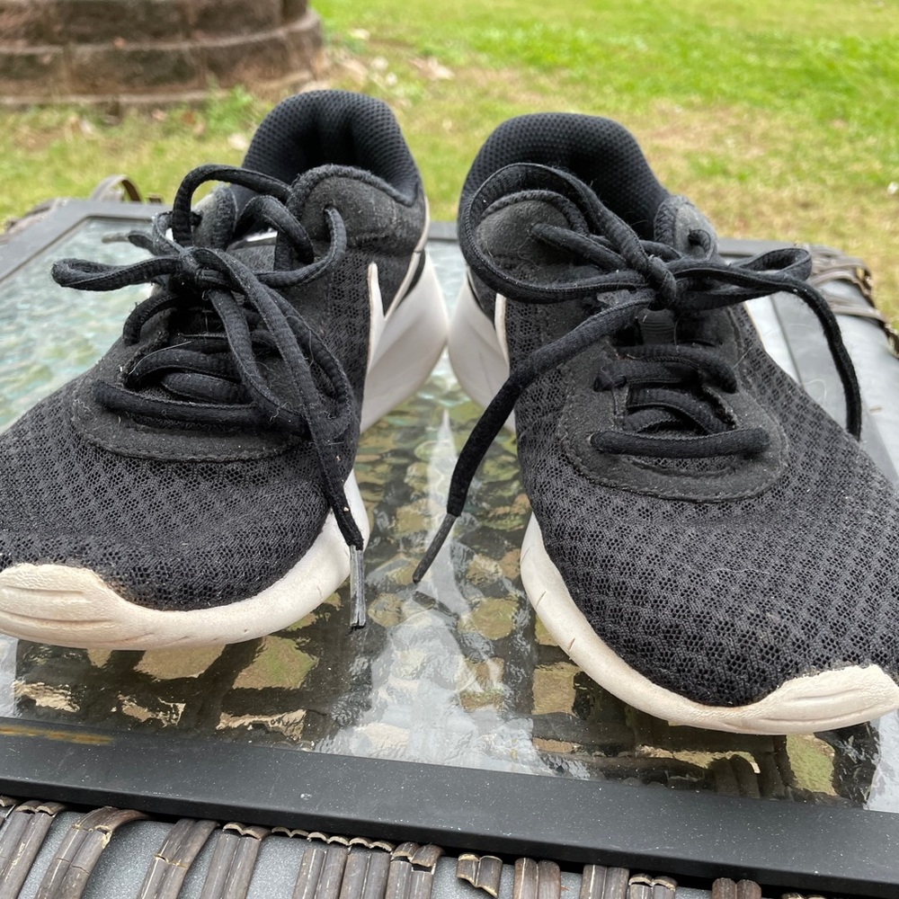 Nike black and white shoes - Picture 2 of 8